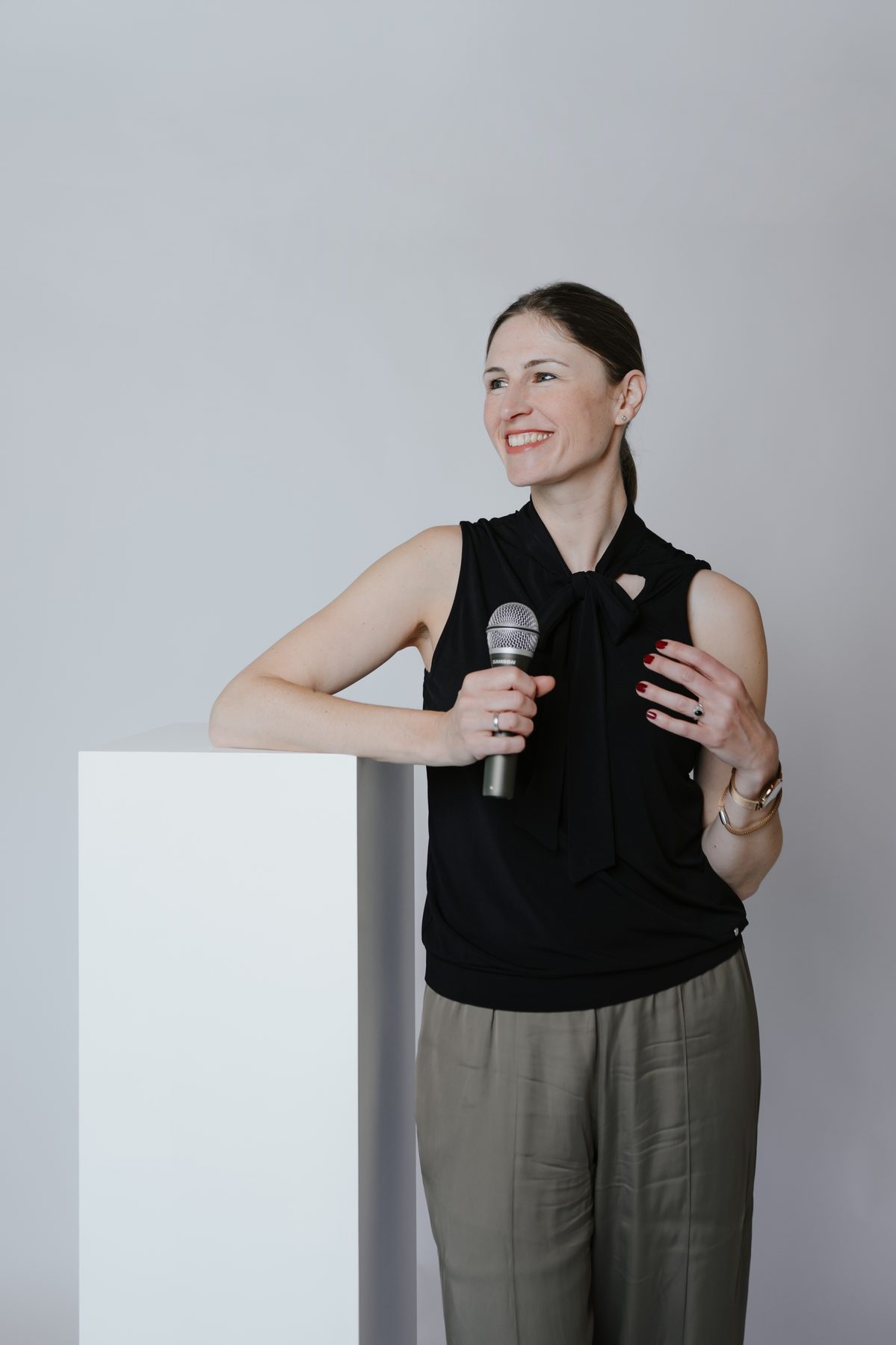Mareike Mutzberg speaking with a microphone