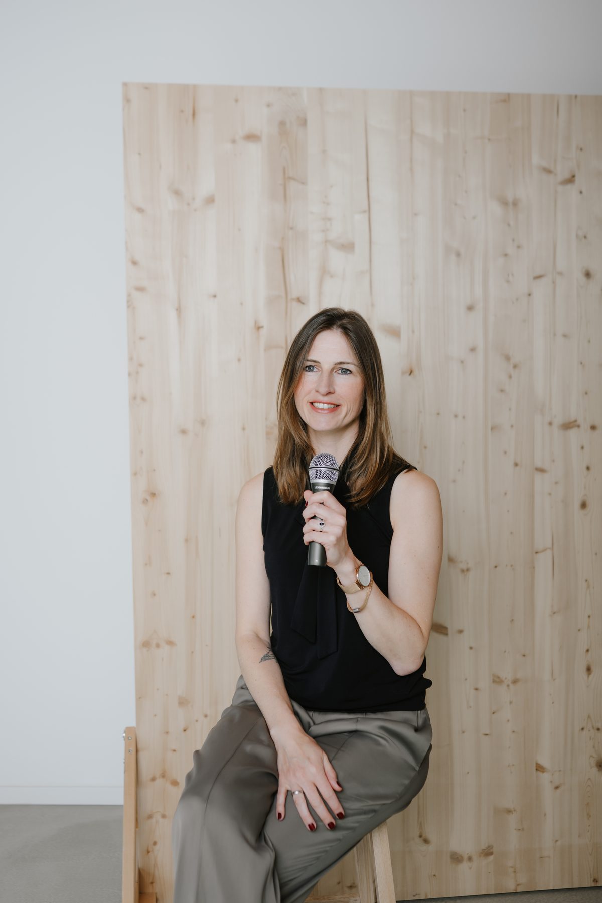 Mareike Mutzberg speaking with a microphone